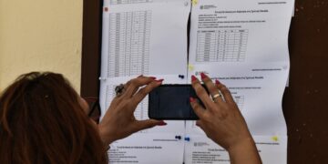 Εικόνα από την ανακοίνωση βαθμολογιών των Πανελλαδικών Εξετάσεων σε Λύκειο του Πύργου Ηλείας  
(φωτ.: Γιάννης Σπυρούνης/ILIALIVE.GR/EUROKINISSI)