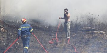 Πυρκαγιά στην λεωφόρο Βάρης - Κορωπίου, Τετάρτη 19 Ιουνίου 2024. (Φωτ.: Eurokinissi/Σωτήρης Δημητρόπουλος)
