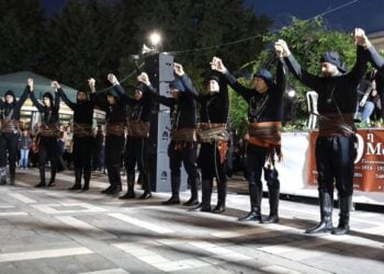 Μέλη του χορευτικού τμήματος του Μορφωτικού και Πολιτιστικού Συλλόγου Μικροχωρίου Δράμας «Παναγία Σουμελά» (Φωτ.: facebook.com/SyllogosMikrohoriou)