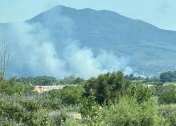 Καπνός από τη φωτιά στο Αγγελόκαστρο Αγρινίου (πηγή: Facebook / Forecast Weather Greece / Χρήστος Πασταλίδης)