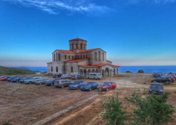 Ο ναός του Αγίου Ευγενίου του Τραπεζούντιου σε μια ειδυλλιακή τοποθεσία στα Πετρωτά Ροδόπης (φωτ.: Flickr / ΙΜ Μαρωνείας)