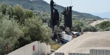 Το εργοτάξιο πίσσας στη Λεπενού Αιτωλοακαρνανίας, μετά την έκρηξη (φωτ.: EUROKINISSI / Νίκη Μπερερή)