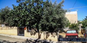 Η είσοδος του σπιτιού όπου βρέθηκε απανθρακωμένος ο 82χρονος (φωτ.: EUROKINISSI/Μάρκος Χουζούρης)