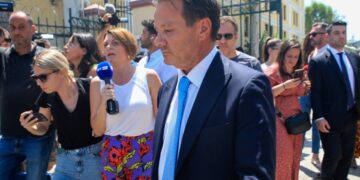 Ο Απόστολος Λύτρας καθοδόν προς το ανακριτικό γραφείο (φωτ.: EUROKINISSI / Γιάννης Παναγόπουλος)