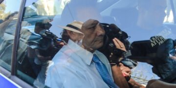 Ο Απόστολος Λύτρας στο περιπολικό που τον οδήγησε στις φυλακές Κορυδαλλού (φωτ.: EUROKINISSI/Γιάννης Παναγόπουλος)