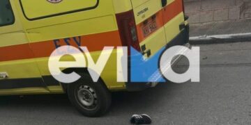 Το ασθενοφόρο παρέλαβε τον 16χρονο από το σημείο του δυστυχήματος (φωτ.: evima.gr)