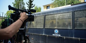 Μεταγωγή κρατουμένων στα δικαστήρια της πρώην Σχολής Ευελπίδων (φωτ.: EUROKINISSI / Κώστας Τζούμας)