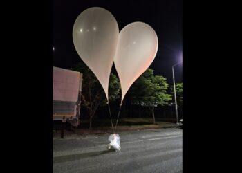 Ένα ζευγάρι από τα μπαλόνια της Βόρειας Κορέας που μεταφέρουν σκουπίδια στη Νότια Κορέα (φωτ.: ΕΡΑ/Μικτό Επιτελείο Νότιας Κορέας)