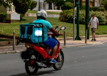 Εργαζόμενος σε εταιρεία delivery στη διάρκεια του καλοκαιριού (φωτ.: EUROKINISSI/Τατιάνα Μπόλαρη)