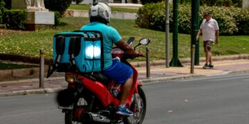 Εργαζόμενος σε εταιρεία delivery στη διάρκεια του καλοκαιριού (φωτ.: EUROKINISSI/Τατιάνα Μπόλαρη)