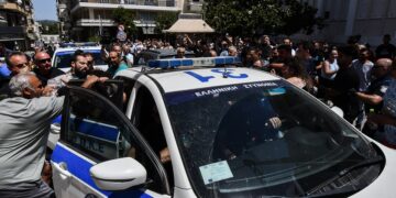 Συγγενείς και φίλοι της οικογένειας της Βασιλικής προσπαθούν να λιντσάρουν τον 37χρονο έξω από τα δικαστήρια του Πύργου (φωτ.: ilialive.gr / Γιάννης Σπυρούνης)