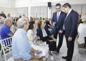 Ο υπουργός Υγείας της Κύπρου Μιχάλης Δαμιανός συνομιλεί με την αδελφή του Ευαγόρα Παλληκαρίδη πριν από την έναρξη της εκδήλωσης (φωτ.: Υπουργείο Υγείας Κύπρου)