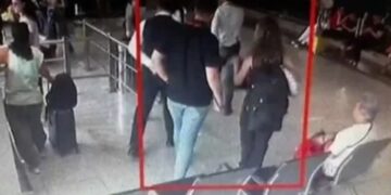 Στιγμιότυπο από κάμερα ασφαλείας δείχνει την Ελληνίδα στο αεροδρόμιο της Κωνσταντινούπολης (φωτ.: glomex)