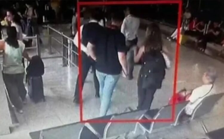 Στιγμιότυπο από κάμερα ασφαλείας δείχνει την Ελληνίδα στο αεροδρόμιο της Κωνσταντινούπολης (φωτ.: glomex)