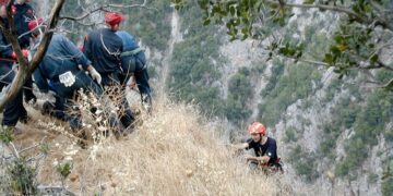 Άνδρες της ΕΜΑΚ στη διάρκεια διάσωσης σε δύσβατη ορεινή περιοχή (φωτ. αρχείου: EUROKINISSI)