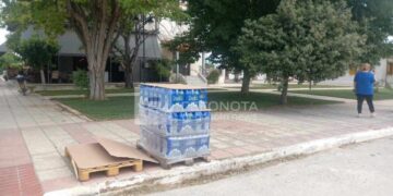 Εμφιαλωμένα νερά μοιράζει στους κατοίκους του Ριζόμυλου και του Στεφανοβικείου ο δήμος Ρήγα Φεραίου (φωτ.: gegonota.news)