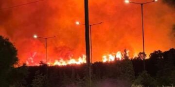 Φωτογραφία από τη φωτιά στην Κερατέα (πηγή: Facebook / Πολιτική Προστασία Σαρωνικού)