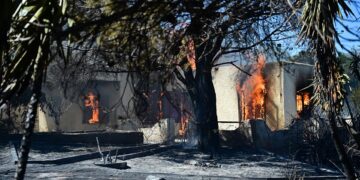 Σπίτι που καίγεται  στην Πλάκα Κερατέας (φωτ.: EUROKINISSI / Κώστας Τζούμας)