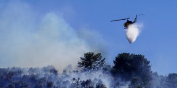 Ελικόπτερο κάνει ρίψεις νερού πάνω από πυρκαγιά στη Λέσβο (φωτ.: EUROKINISSI/Παναγιώτης Μπαλάσκας)