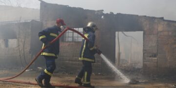 Πυροσβέστες επιχειρούν κατά της φωτιάς στο ισόγειο του εργοστασίου (φωτ.: EUROKINISSI/Σωτήρης Δημητρόπουλος)
