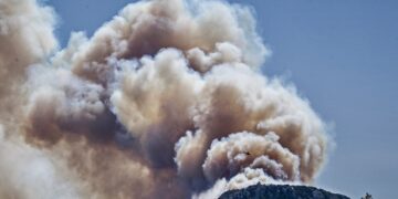 Ελικόπτερο επιχειρεί κατά της φωτιάς ανάμεσα σε πυκνούς καπνούς (φωτ.: EUROKINISSI/Διονύσης Πατεράκης)