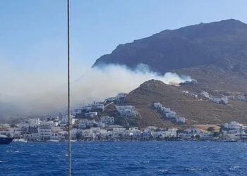 Όψη της φωτιάς στη Σέριφο από τη θάλασσα (φωτ.: vradini.gr)