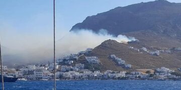 Όψη της φωτιάς στη Σέριφο από τη θάλασσα (φωτ.: vradini.gr)