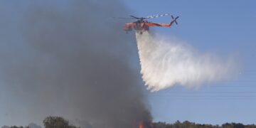 Πυροσβεστικό αεροσκάφος κάνει ρίψεις νερού πάνω από το Κορωπί (φωτ.: EUROKINISSI/Σωτήρης Δημητρόπουλος)