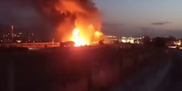 Στιγμιότυπο από τη φωτιά που καίει στο βυτιοφόρο (φωτ.: glomex)