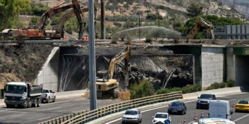 Στιγμιότυπο από τις εργασίες στην γέφυρα που υπέστη εκτεταμένες ζημιές από τη φωτιά στο βυτιοφόρο (φωτ.: EUROKINISSI/Βασίλης Ψωμάς)