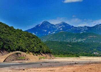 Το γεφύρι του Μανώλη στέκει από το 1659. Ήταν το μοναδικό πέρασμα, από τη μία στην άλλη πλευρά του ποταμού Αγραφιώτη (φωτ.: Σύλλογος Φίλων Γέφυρας Μανώλη)
