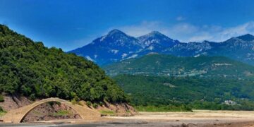 Το γεφύρι του Μανώλη στέκει από το 1659. Ήταν το μοναδικό πέρασμα, από τη μία στην άλλη πλευρά του ποταμού Αγραφιώτη (φωτ.: Σύλλογος Φίλων Γέφυρας Μανώλη)