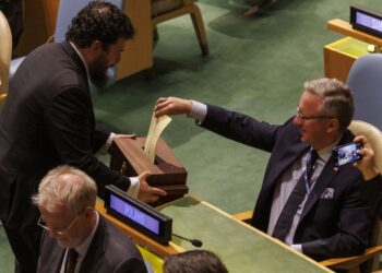 Ο εκπρόσωπος της Πολωνίας στη γενική συνέλευση ρίχνει την ψήφο του στην έδρα των Ηνωμένων Εθνών στη Νέα Υόρκη (φωτ.: EPA/Sarah Yenesel)
