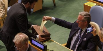 Ο εκπρόσωπος της Πολωνίας στη γενική συνέλευση ρίχνει την ψήφο του στην έδρα των Ηνωμένων Εθνών στη Νέα Υόρκη (φωτ.: EPA/Sarah Yenesel)