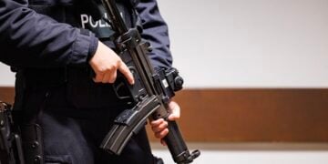 Γερμανός αστυνομικός σε αίθουσα δικαστηρίου (φωτ.: (φωτ.: EPA / Christopher Neundorf)