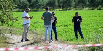 Αστυνομικοί στο σημείο όπου εντοπίστηκε η σορός της 11χρονης Βασιλικής (φωτ.: EUROKINISSI/IleiaLive.gr)