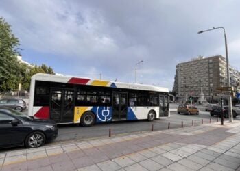 Ηλεκτρικό λεωφορείο στο κέντρο της Θεσσαλονίκης (φωτ.: Γιώργος Κουρκουρίκης)