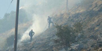 Πυροσβέστες επιχειρούν στην κατάσβεση πυρκαγιάς η οποία εκδηλώθηκε το απόγευμα στην περιοχή μεταξύ Κορώνη Μαγαρά και Μασταμπά, στο Ηράκλειο της Κρήτης (φωτ.: ΑΠΕ-ΜΠΕ/Νίκος Χαλκιαδάκης)