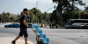 Εργαζόμενος μεταφέρει νερά κατά τη διάρκεια καύσωνα στη Θεσσαλονίκη (φωτ.: ΑΠΕ-ΜΠΕ / Αχιλλέας Χήρας)