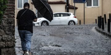Εικόνα από έντονη βροχόπτωση στα Κάστρα της Θεσσαλονίκης 
(φωτ. αρχείου: Ραφαήλ Γεωργιάδης/ EUROKINISSI)