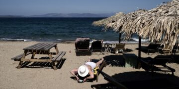 Ο καιρός έφτιαξε, ώρα για παραλία (φωτ.: EUROKINISSI/Μιχάλης Καραγιάννης)