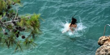 Καιρός για βουτιές στη δροσερή θάλασσα (φωτ.: EUROKINISSI/Βασίλης Παπαδόπουλος)