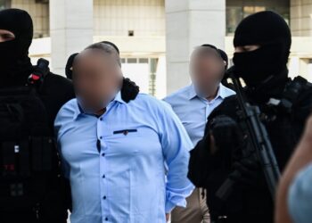 Τα δύο αδέλφια που κατηγορούνται ότι εκτέλεσαν τον Γιώργο Καραϊβάζ οδηγούνται στο δικαστήριο (φωτ.: EUROKINISSI / Κώστας Τζούμας)