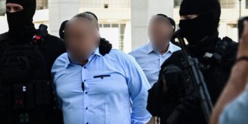 Τα δύο αδέλφια που κατηγορούνται ότι εκτέλεσαν τον Γιώργο Καραϊβάζ οδηγούνται στο δικαστήριο (φωτ.: EUROKINISSI / Κώστας Τζούμας)