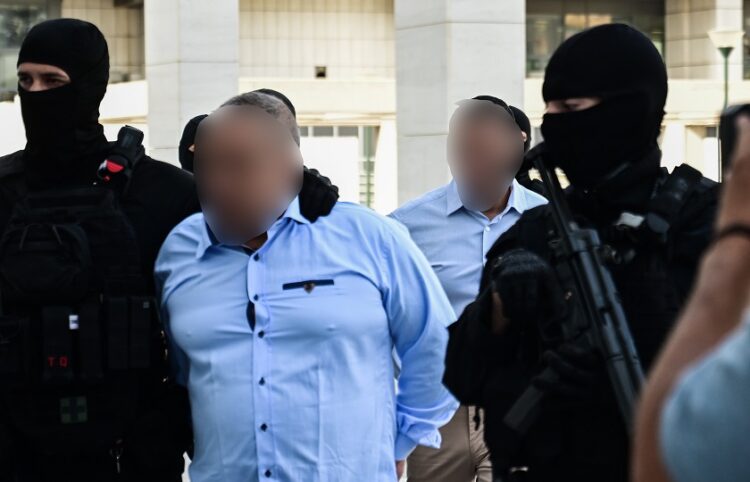 Τα δύο αδέλφια που κατηγορούνται ότι εκτέλεσαν τον Γιώργο Καραϊβάζ οδηγούνται στο δικαστήριο (φωτ.: EUROKINISSI / Κώστας Τζούμας)