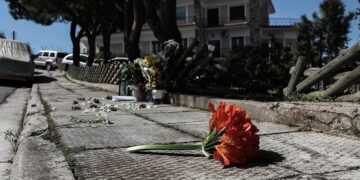 Το σημείο όπου έπεσε νεκρός ο Γιώργος Καραϊβάζ στον Άλιμο, το μεσημέρι της Παρασκευής 9 Απριλίου 2021 (φωτ.: EUROKINISSI / Γιάννης Παναγόπουλος)