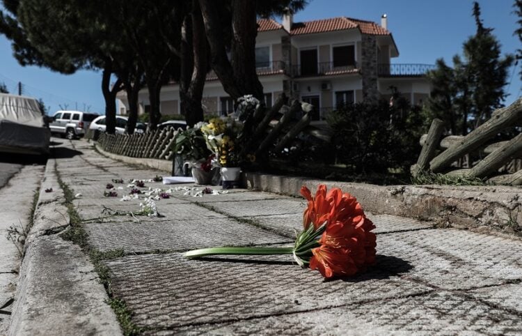 Το σημείο όπου έπεσε νεκρός ο Γιώργος Καραϊβάζ στον Άλιμο, το μεσημέρι της Παρασκευής 9 Απριλίου 2021 (φωτ.: EUROKINISSI / Γιάννης Παναγόπουλος)
