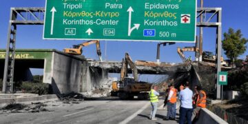 Κατεδάφιση της γέφυρας στο ύψος του Ισθμού της Κορίνθου μετά τις σοβαρές ζημιές που υπέστη από τη φωτιά στο βυτιοφόρο με τα καύσιμα που ανατράπηκε στην περιοχή (φωτ.: Βασίλης Ψωμάς/EUROKINISSI)