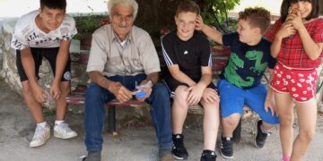 Οι μαθητές με έναν από τους παππούδες του χωριού (φωτ.: Δημοτικό Σχολείο Κεχρόκαμπου)