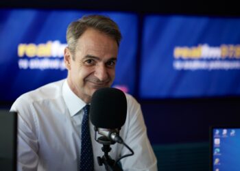 Ο Κυριάκος Μητσοτάκης στη διάρκεια της ραδιοφωνικής συνέντευξης στον σταθμό RealFm (Γραφείο Τύπου Πρωθυπουργού/Δημήτρης Παπαμήτσος)